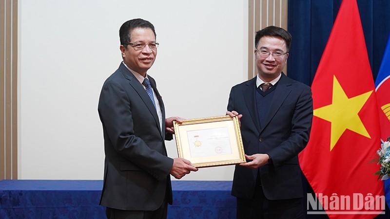 Trao kỷ niệm chương “Vì thế hệ trẻ” cho Đại sứ Việt Nam tại Nga Đặng Minh Khôi