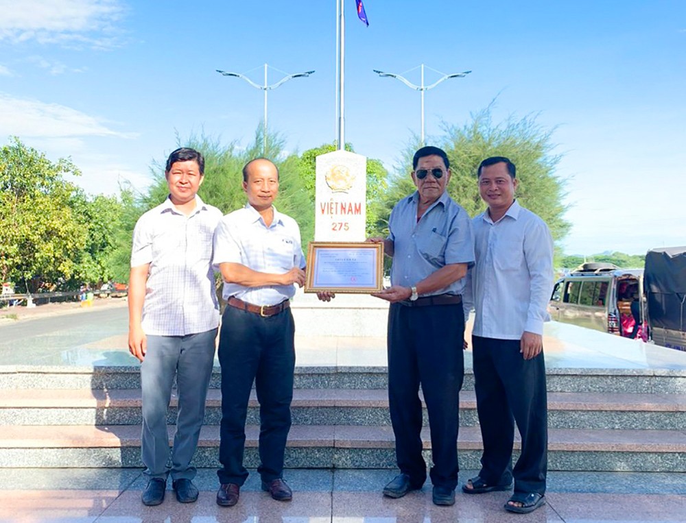  trao quà cho đại diện Hội kiều bào Việt Nam tại Campuchia