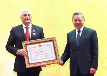 Trao tặng Huân chương Hữu nghị cho Bộ trưởng Bộ Nội vụ Liên bang Nga