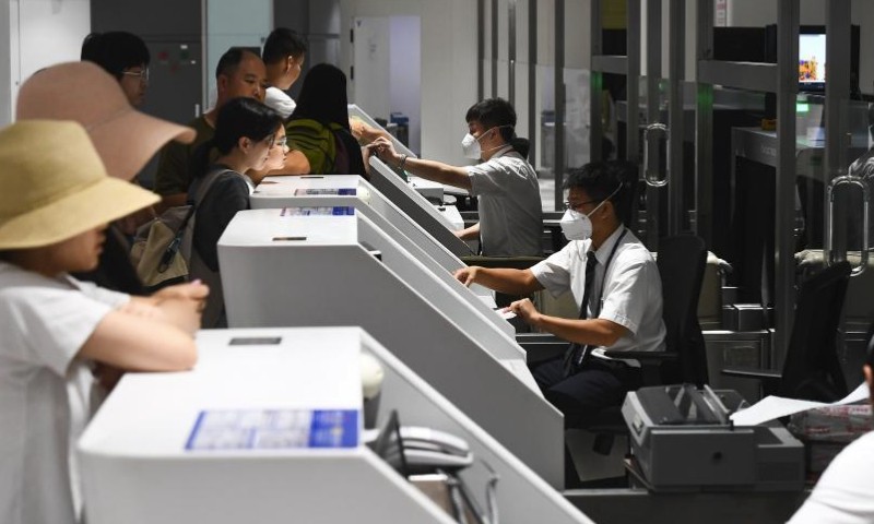 Du khách xuất, nhập cảnh Trung Quốc không cần khai báo y tế