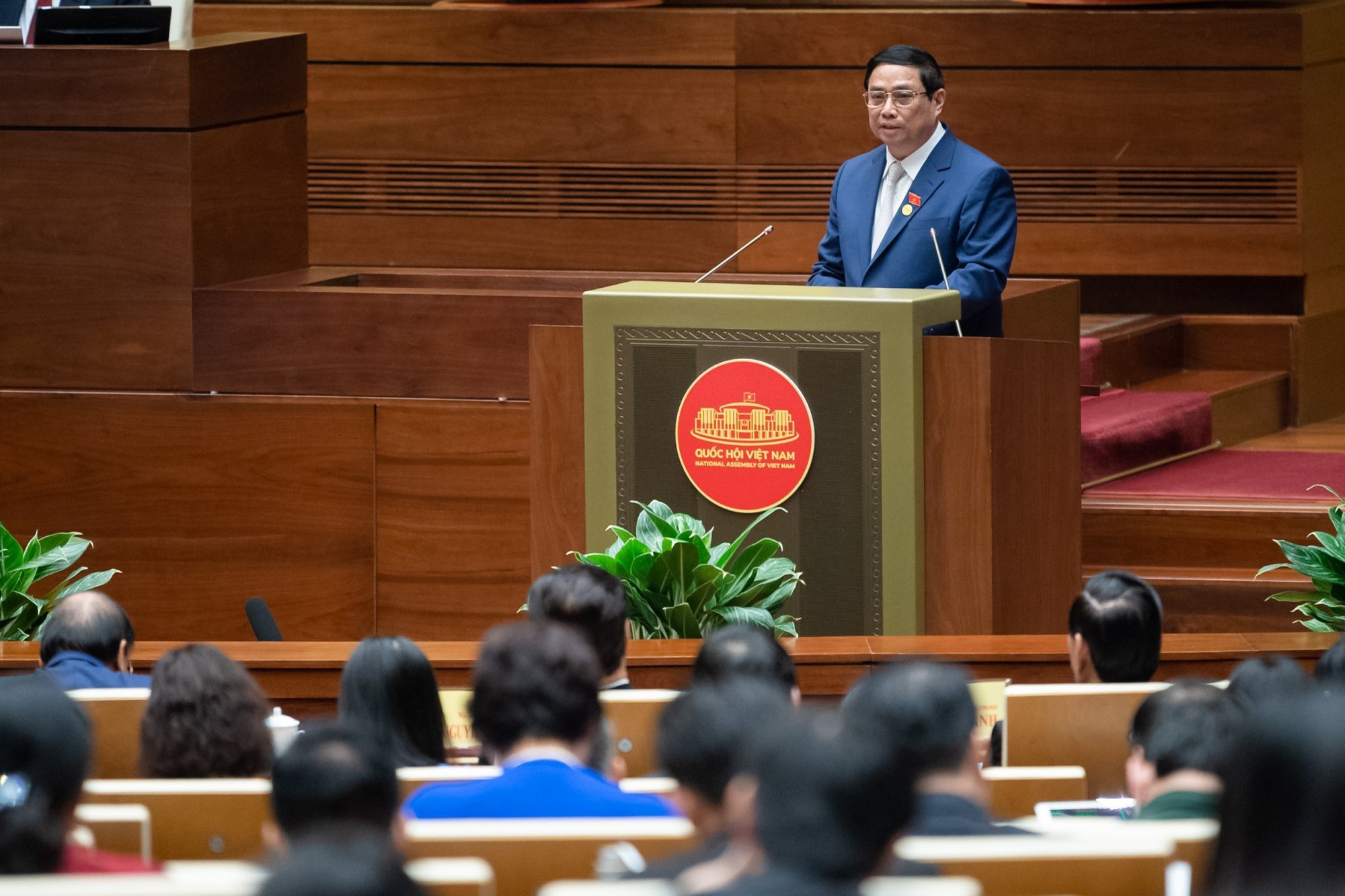 Thủ tướng Phạm Minh Chính: Từ năm 2025 trở đi, tiếp tục điều chỉnh tiền lương tăng bình quân 7%/năm đối với cán bộ, công chức, viên chức, lực lượng vũ trang cho đến khi mức lương thấp nhất bằng hoặc cao hơn mức lương thấp nhất vùng I của khu vực doanh nghiệp.