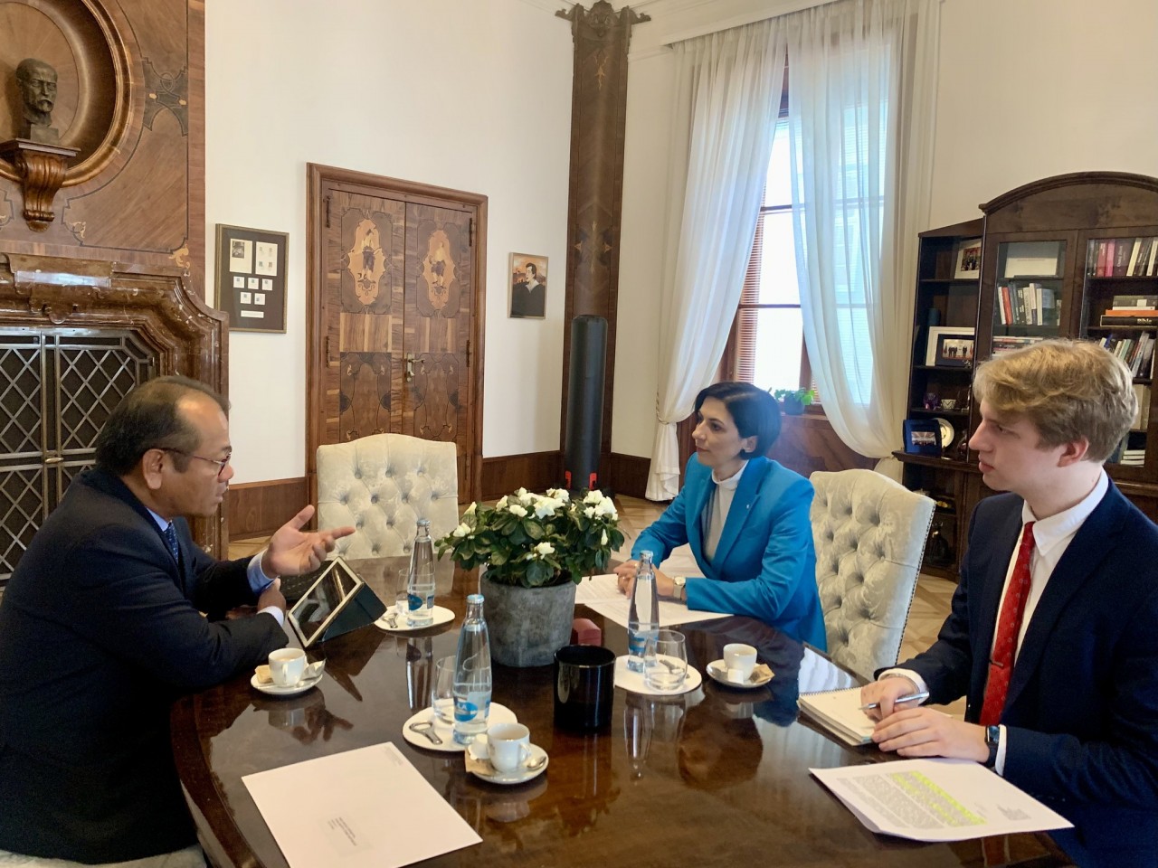 Đại sứ Thái Xuân Dũng chào từ biệt Chủ tịch Hạ viện Marketa Petrakova Adamova.