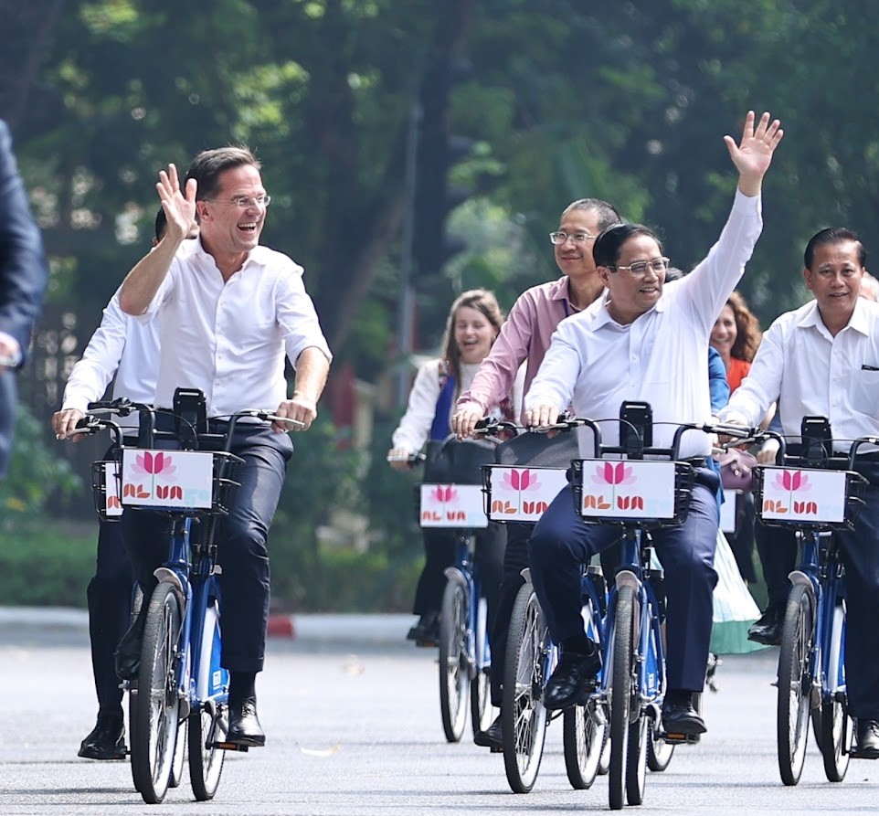 Thủ tướng Phạm Minh Chính và Thủ tướng Mark Rutte dành thời gian cùng đạp xe dạo phố để cảm nhận mùa thu Hà Nội. Thủ tướng Phạm Minh Chính và Thủ tướng Mark Rutte dành thời gian cùng đạp xe dạo phố để cảm nhận mùa thu Hà Nội.