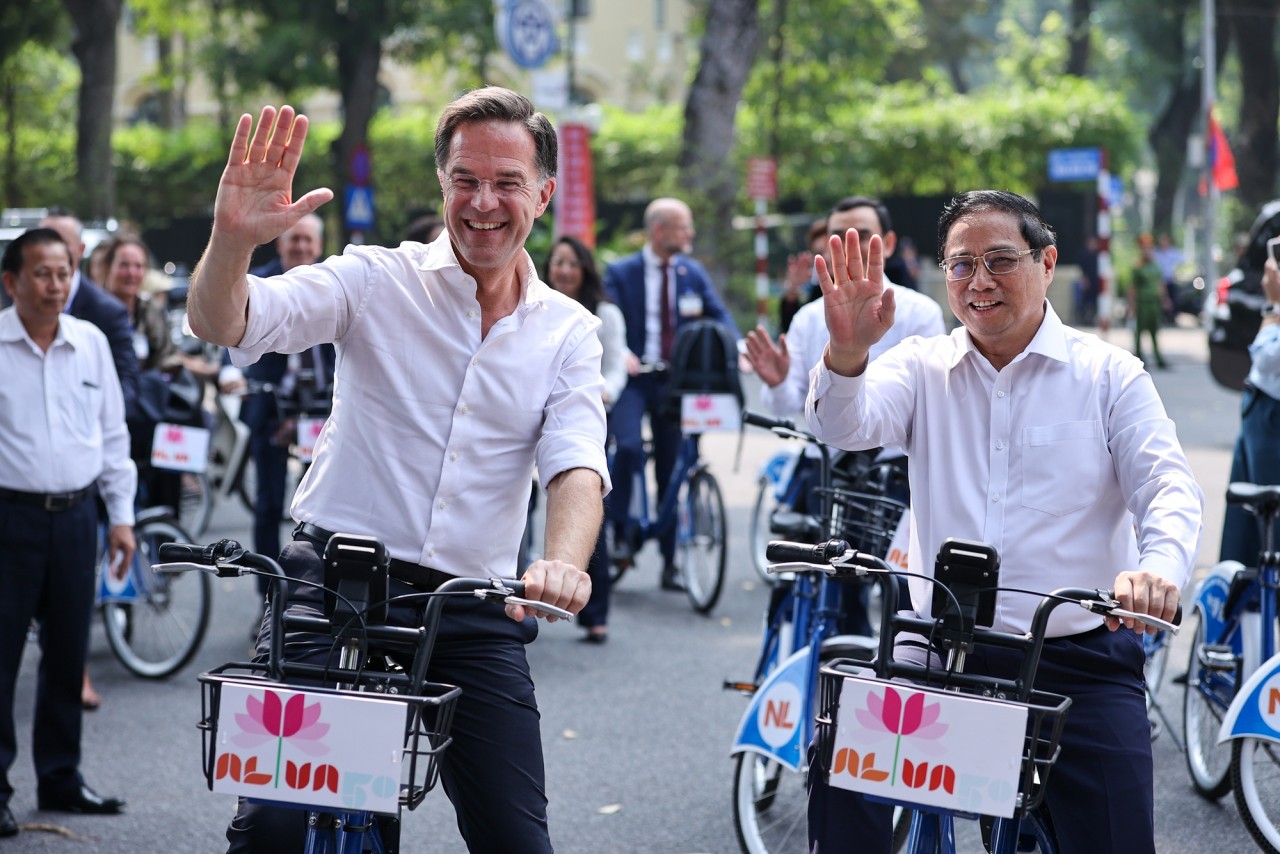 Thủ tướng Phạm Minh Chính và Thủ tướng Hà Lan Mark Rutte cùng đạp xe dạo phố Hà Nội Thủ tướng Phạm Minh Chính và Thủ tướng Hà Lan Mark Rutte cùng đạp xe dạo phố Hà Nội