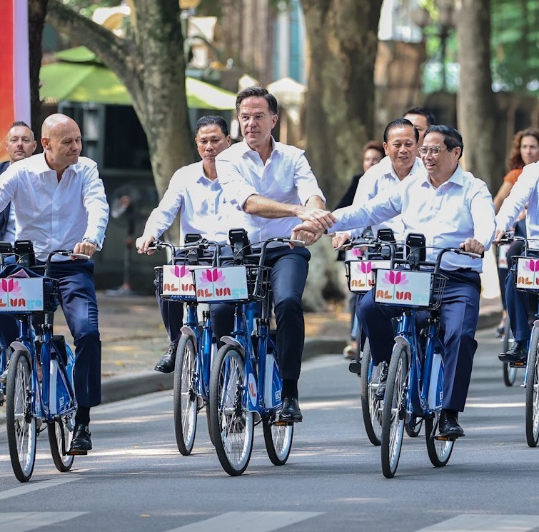 Thủ tướng Phạm Minh Chính và Thủ tướng Hà Lan Mark Rutte cùng đạp xe dạo phố Hà Nội Thủ tướng Phạm Minh Chính và Thủ tướng Hà Lan Mark Rutte cùng đạp xe dạo phố Hà Nội