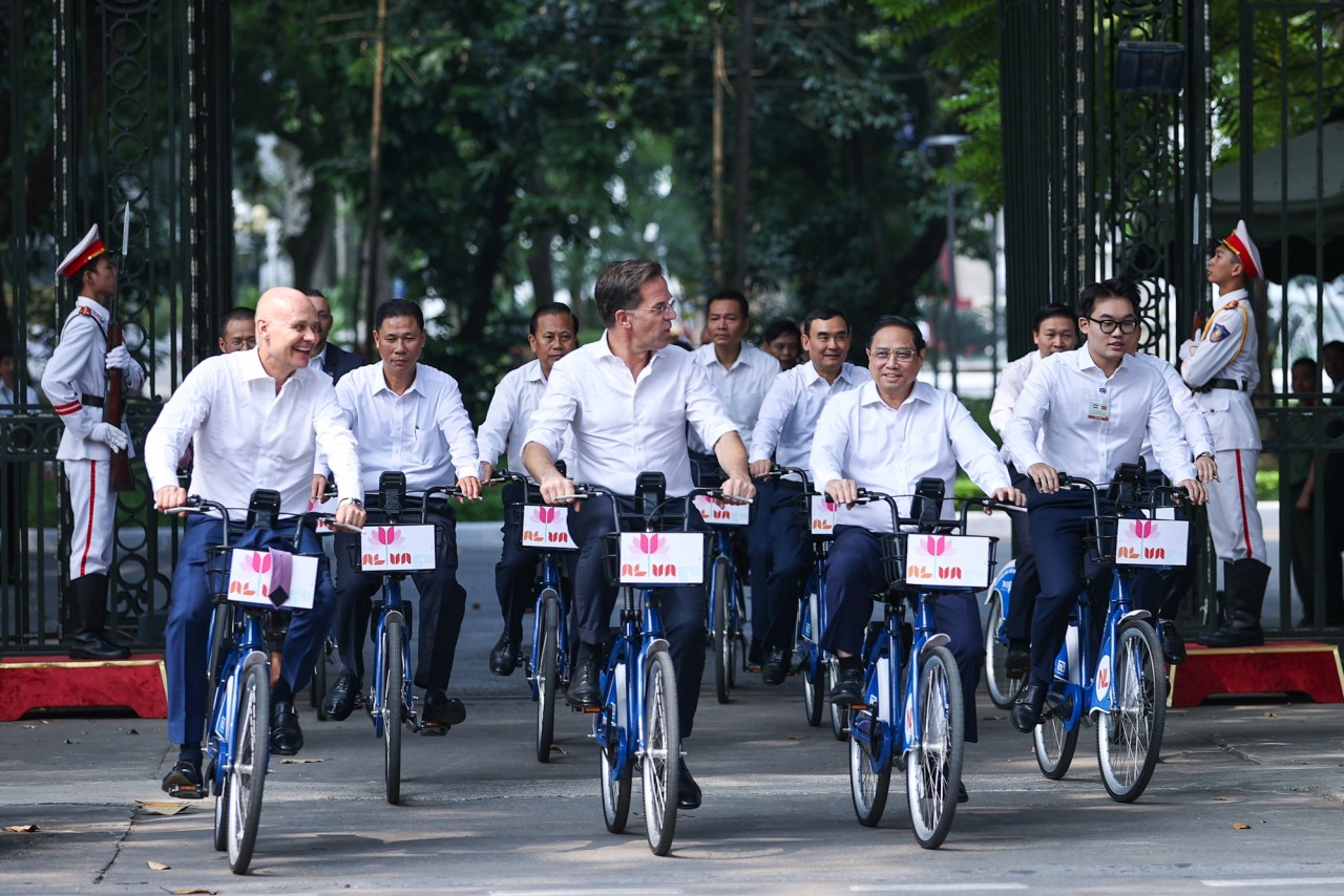 Thủ tướng Phạm Minh Chính và Thủ tướng Hà Lan Mark Rutte cùng đạp xe dạo phố Hà Nội Thủ tướng Phạm Minh Chính và Thủ tướng Hà Lan Mark Rutte cùng đạp xe dạo phố Hà Nội