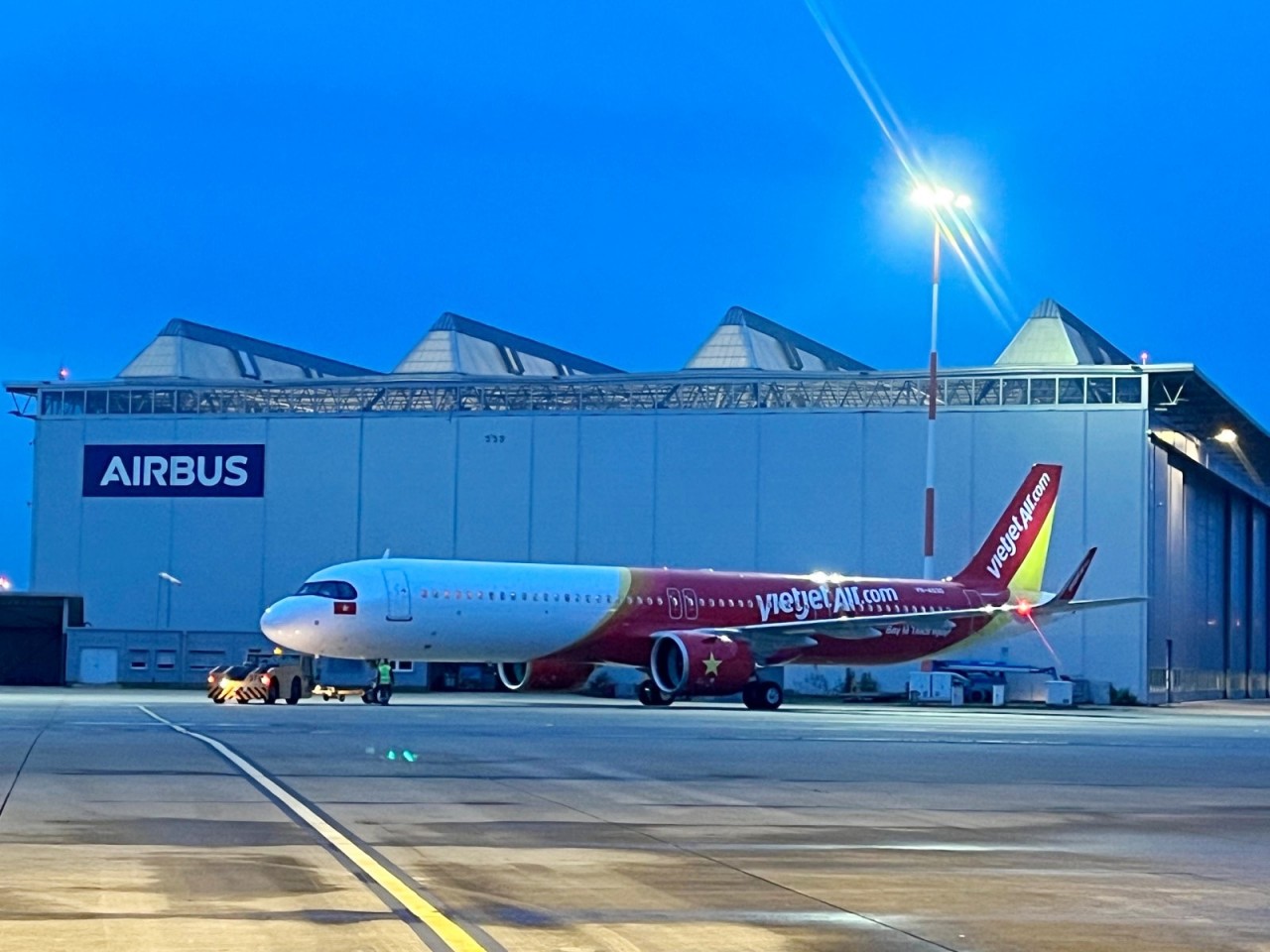 Tàu bay mới tại Hamburg (Đức) trước giờ cất cánh về Việt Nam. Ảnh: Vietjet 