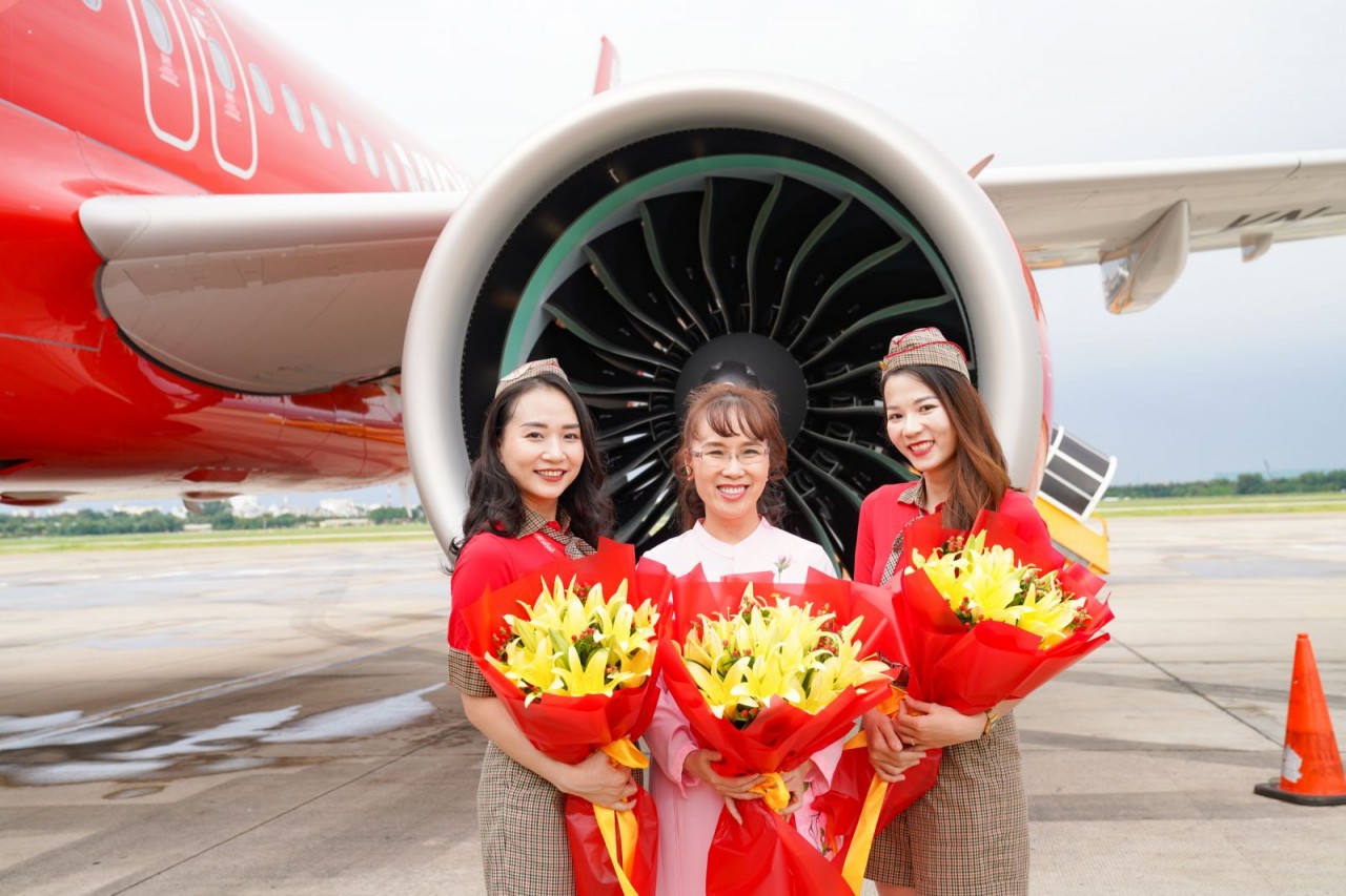  Chủ tịch Nguyễn Thị Phương Thảo (giữa) cùng hai tiếp viên trưởng Thu Hà và Minh Huyền đã đón tàu bay 01 đầu tiên và hôm nay đón tàu bay thứ 101 của Vietjet. Ảnh: H.T 