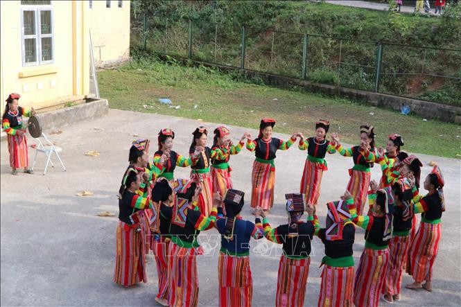 Gìn giữ bản sắc văn hóa dân tộc ít người ở vùng biên viễn