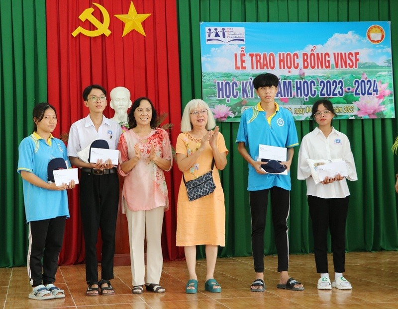 VNSF trao học bổng cho 64 học sinh, sinh viên có hoàn cảnh khó khăn tại Đồng Tháp