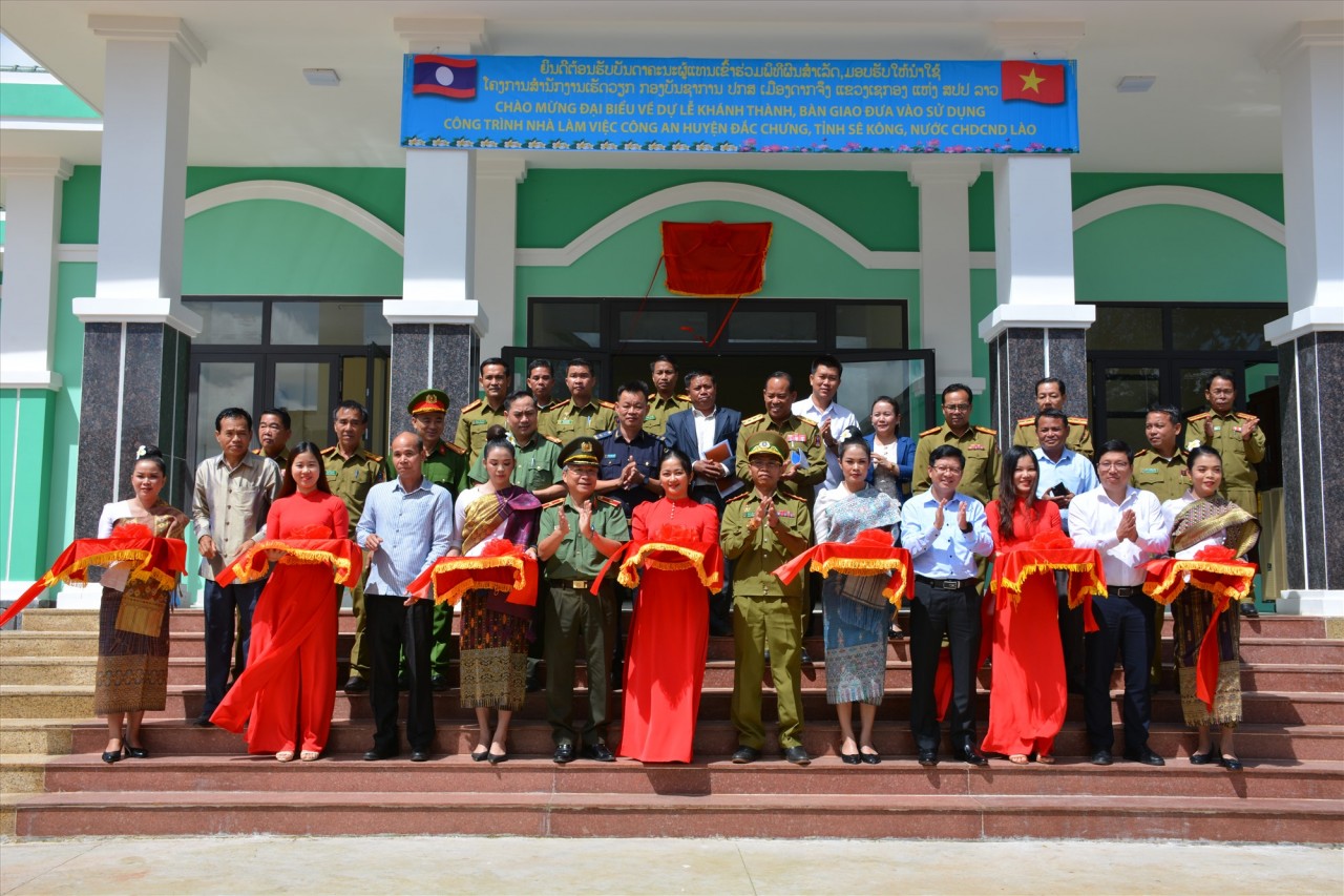 Các đồng chí lãnh đạo hai tỉnh cắt băng khánh thành và bàn giao công trình. Ảnh: M.T