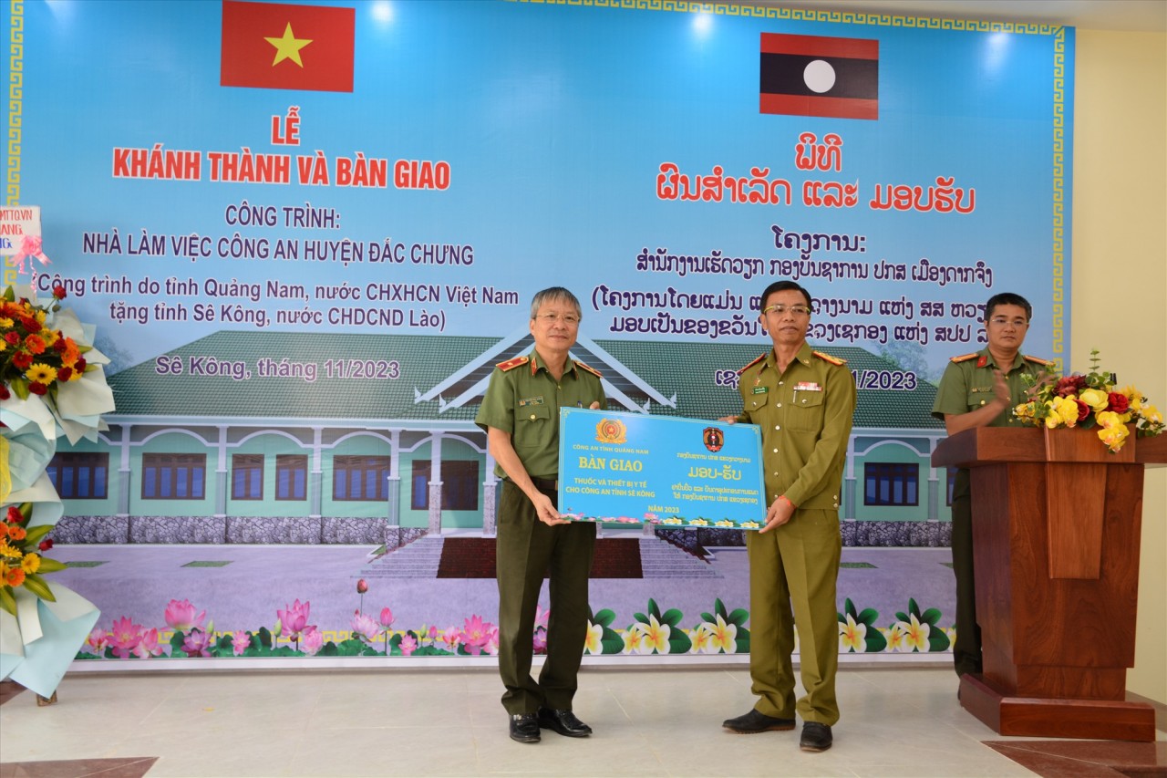 Quảng Nam tặng công trình nhà làm việc cho công an Lào