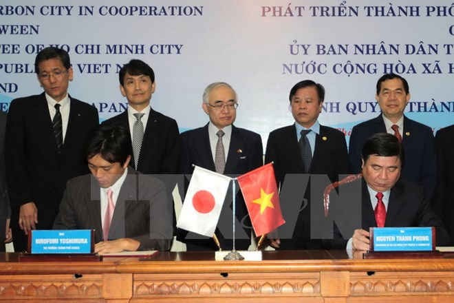Chủ tịch Ủy ban Nhân dân Thành phố Hồ Chí Minh Nguyễn Thành Phong và Thị trưởng Hirofumi Yoshimura ký bản ghi nhớ về phát triển Thành phố phát thải carbon thấp.