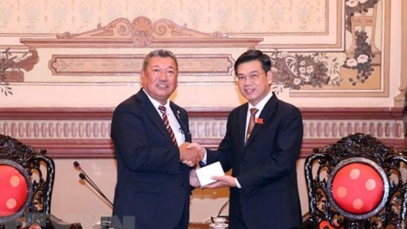 Phó Chủ tịch HĐND Thành phố Hồ Chí Minh Nguyễn Văn Dũng (phải) và ông Wada Kenji (trái), Chủ tịch Hội Nghị sỹ hữu nghị tỉnh Osaka, Nhật Bản, tại buổi tiếp. (Ảnh: Xuân Khu/TTXVN)