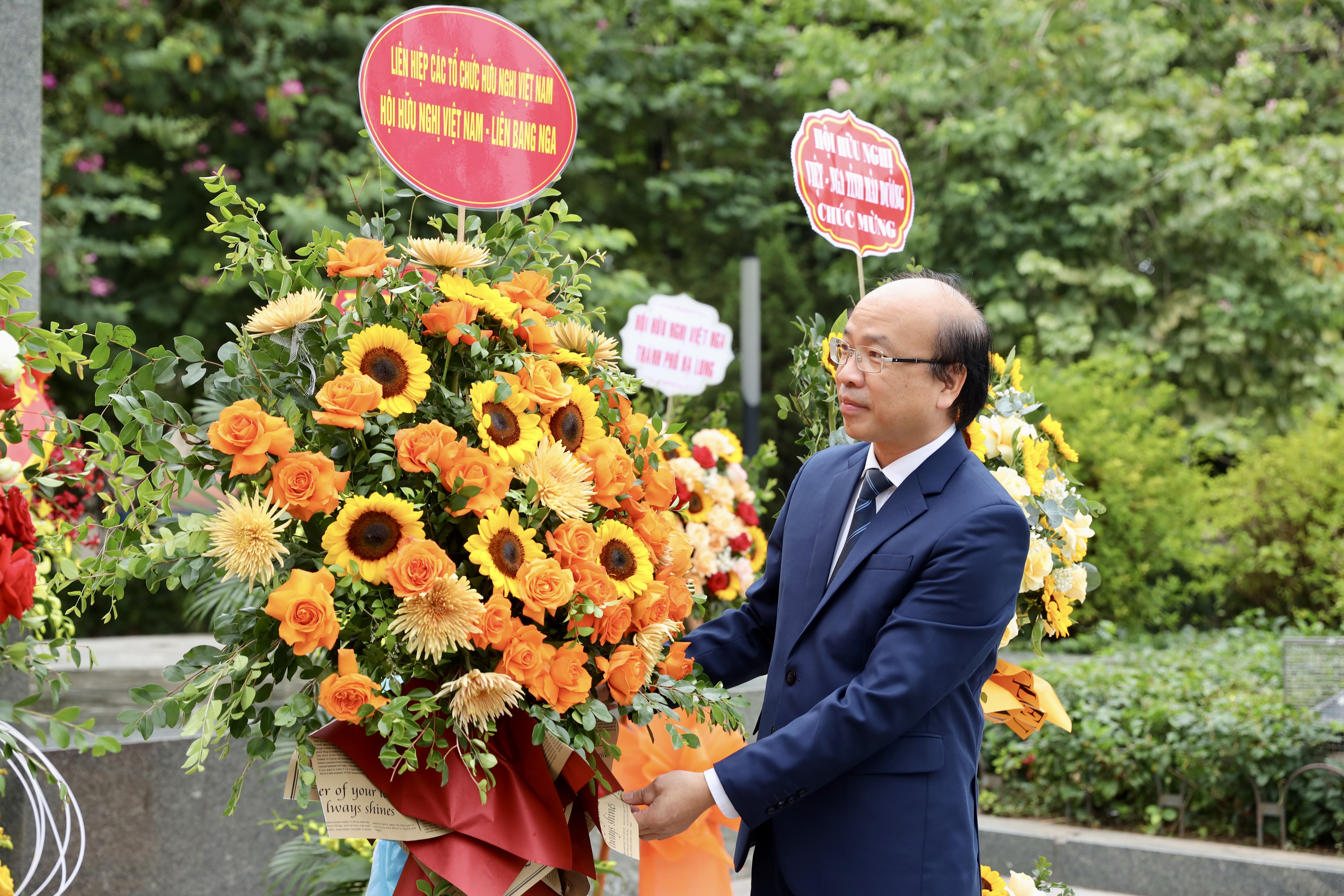 Hội hữu nghị Việt-Nga dâng hoa tưởng niệm V.I.Lenin nhân kỷ niệm 106 năm Cách mạng Tháng Mười Nga