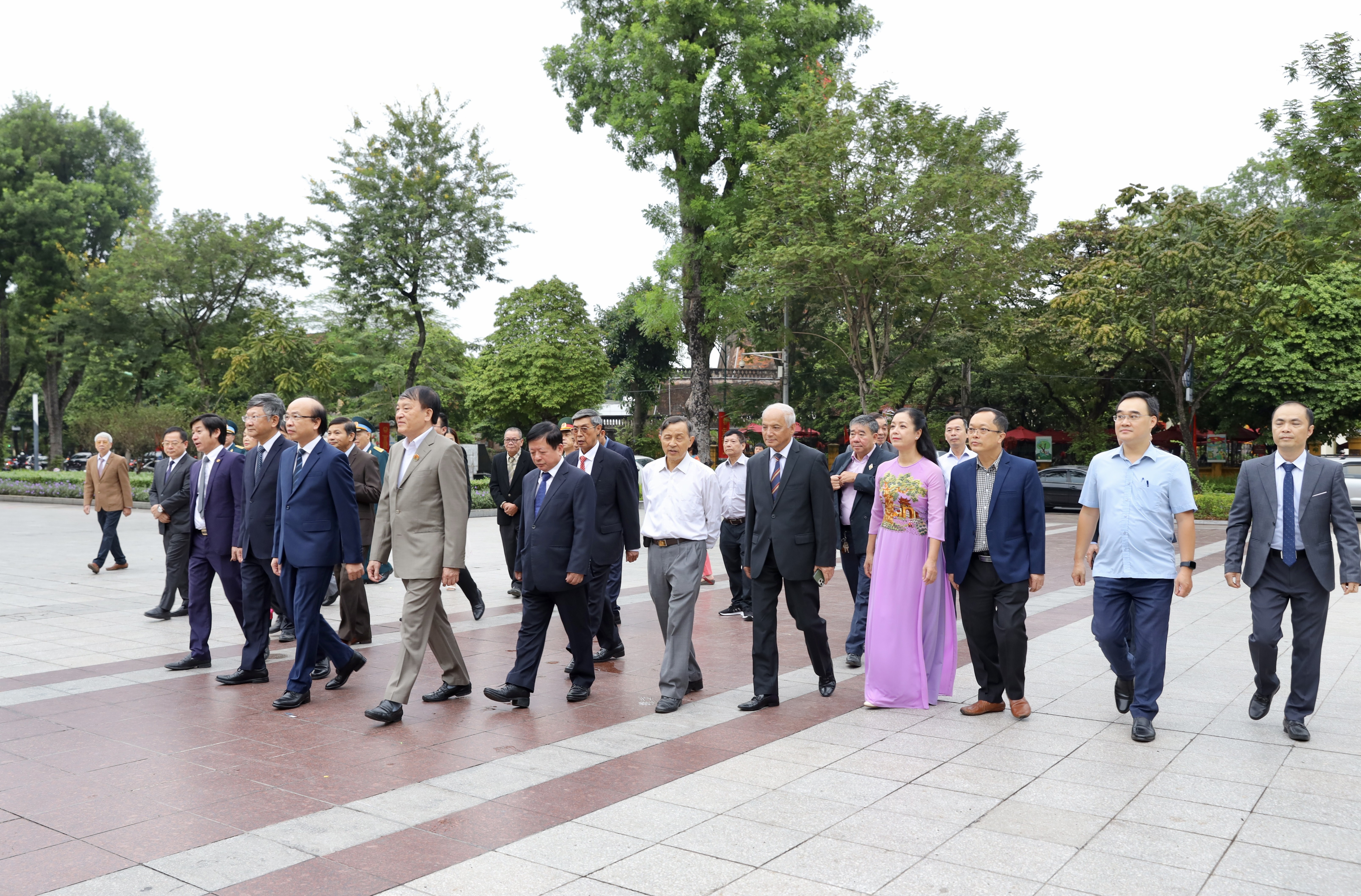 Hội hữu nghị Việt-Nga dâng hoa tưởng niệm V.I.Lenin nhân kỷ niệm 106 năm Cách mạng Tháng Mười Nga