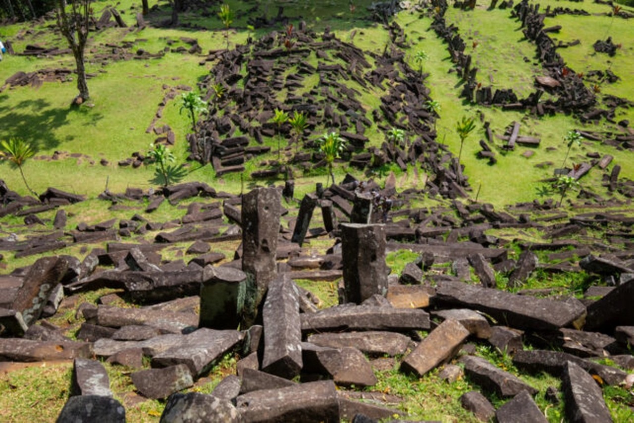 Phát hiện kim tự tháp cổ nhất thế giới ở Indonesia 1