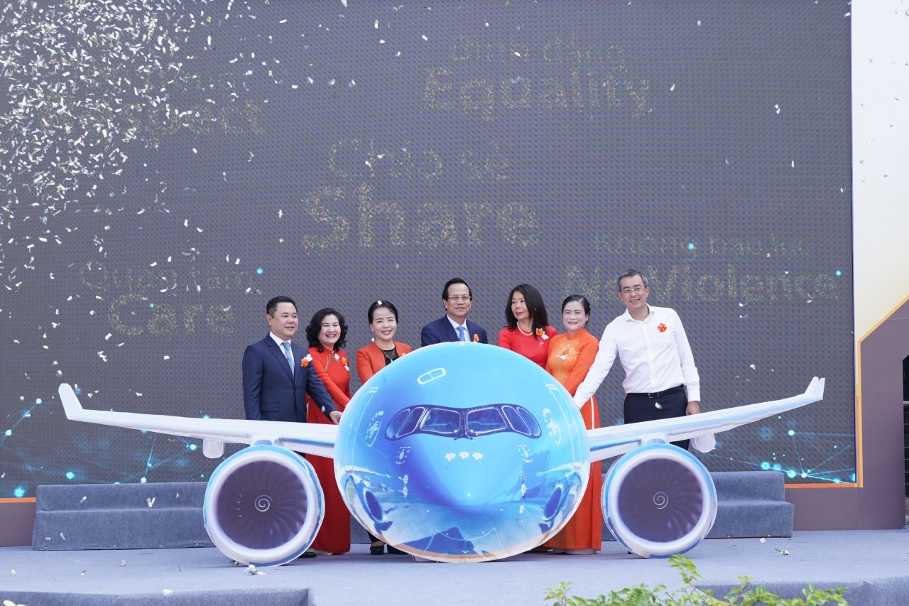 Đại diện các đơn vị nhấn nút phát động Tháng hành động vì bình đẳng giới và phòng ngừa, ứng phó với bạo lực trên cơ sở giới năm 2023.