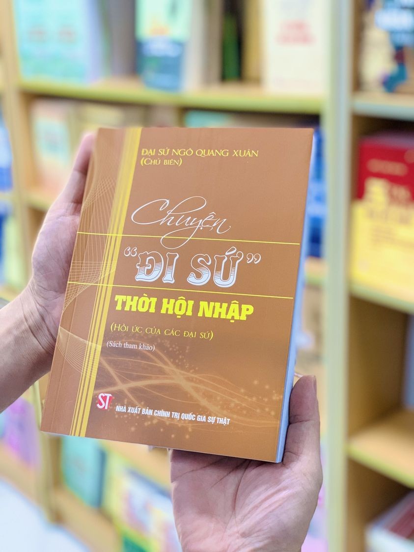 Cuốn sách “Chuyện “đi sứ” thời hội nhập” (Hồi ức của các đại sứ) vừa do Nhà xuất bản Chính trị quốc gia Sự thật ấn hành. (Ảnh: nxbctqg)