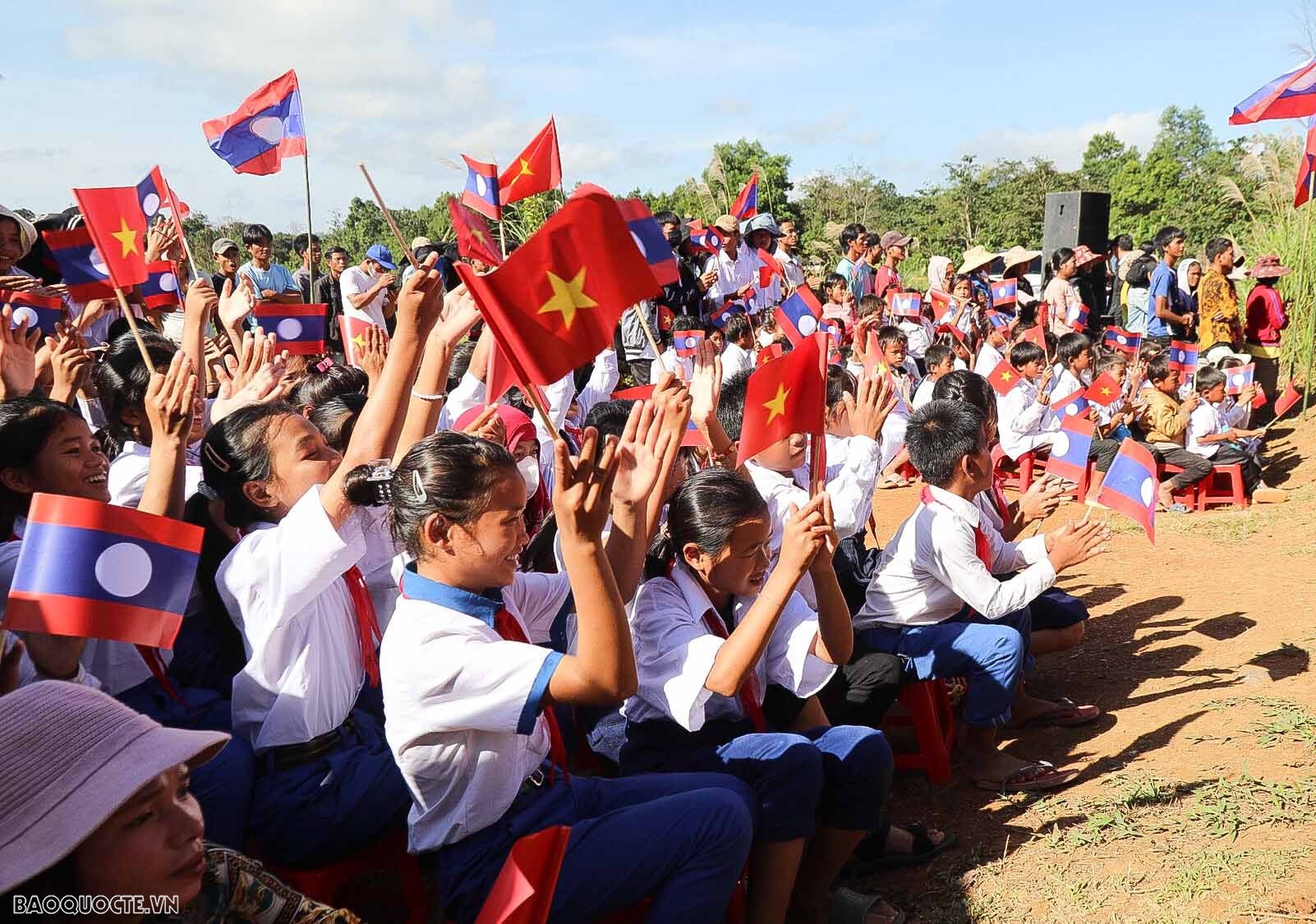 Đây là lần đầu tiên chương trình giao lưu, trao đổi kinh nghiệm và tặng quà cho lực lượng bảo vệ biên giới và giáo viên, học sinh bạn Lào được tổ chức. (Ảnh: Báo Quốc tế)