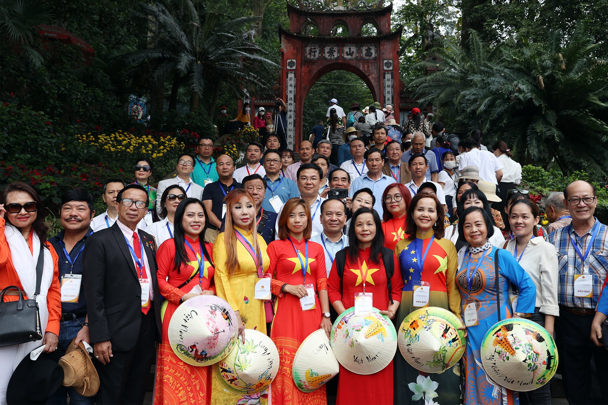 Các kiều bào chụp ảnh lưu niệm ở chân núi Nghĩa Lĩnh, Phú Thọ. (Ảnh: VietNamNet)