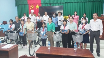 Hội hữu nghị Việt Nam – Pháp tỉnh Long An trao tặng xe đạp, tập vở cho học sinh nghèo