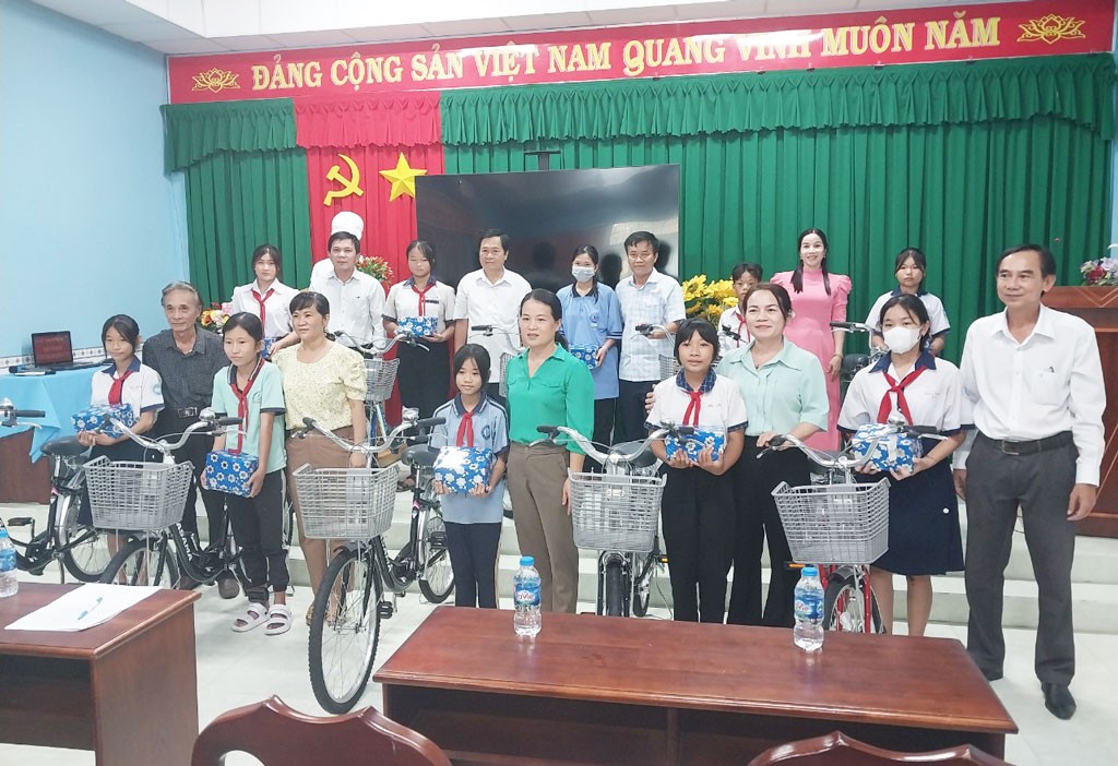 trao tặng xe đạp và tập cho học sinh có hoàn cảnh khó khăn