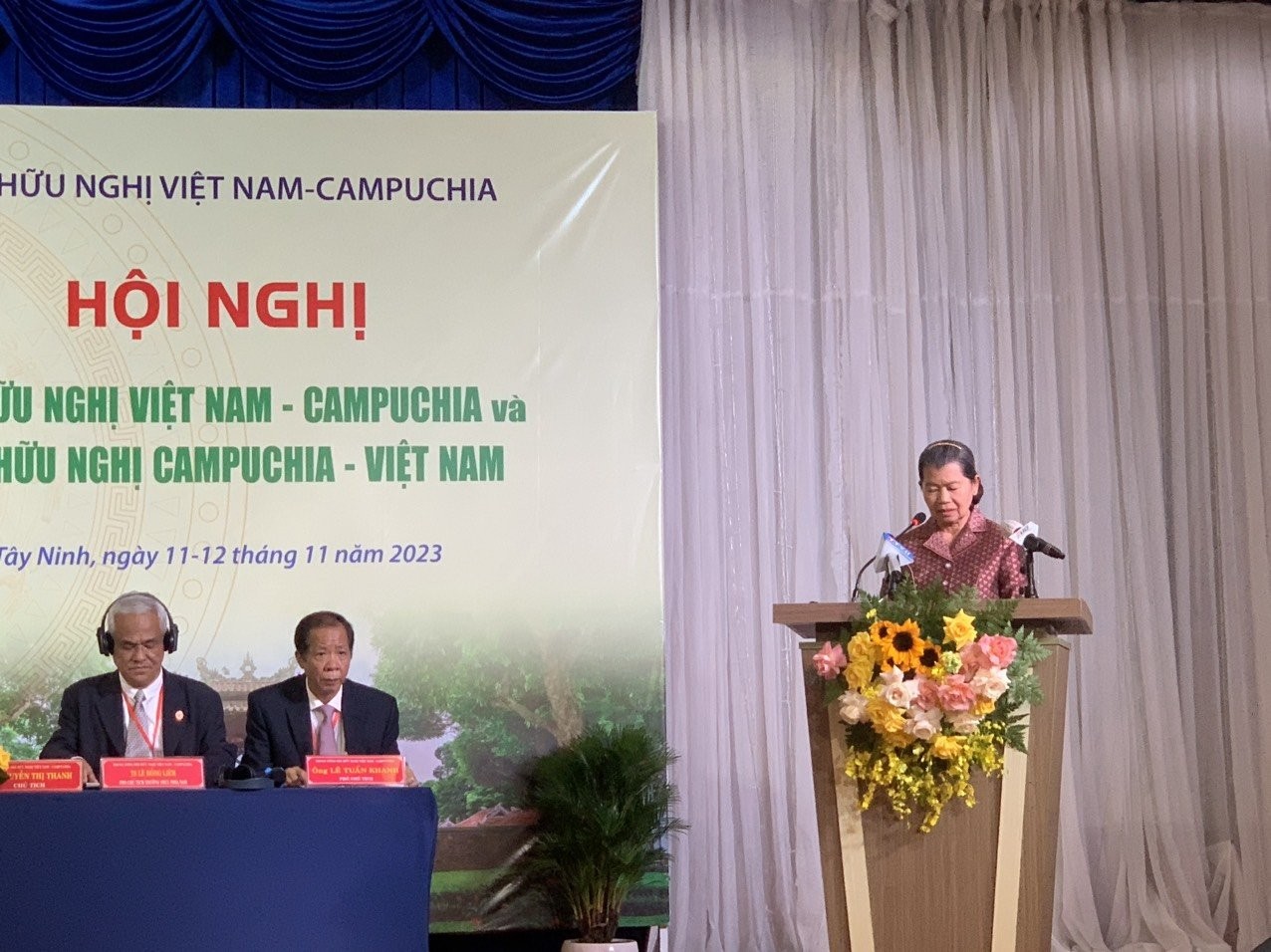 Bà Men Sam An, Chủ tịch Hội Hữu nghị Campuchia-Việt Nam, phát biểu tại hội nghị.