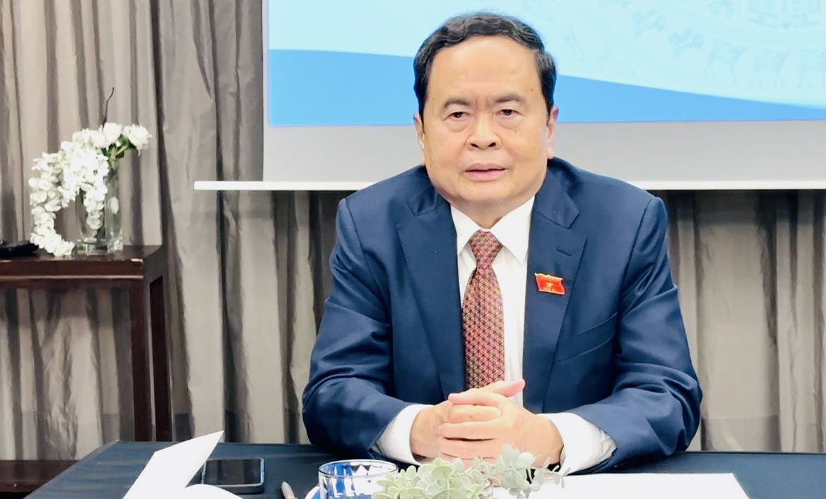 Phó Chủ tịch Thường trực Quốc hội Trần Thanh Mẫn chia sẻ thông tin với bà con Việt kiều.