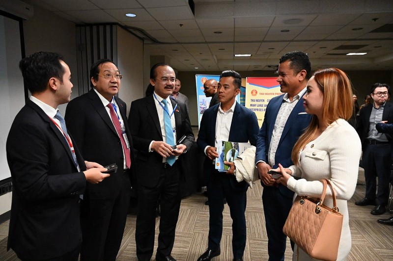 Lãnh đạo tỉnh Long An và doanh nghiệp tháp tùng trao đổi hợp tác với các đại biểu doanh nghiệp Hoa Kỳ (Ảnh: Vũ Đạt).