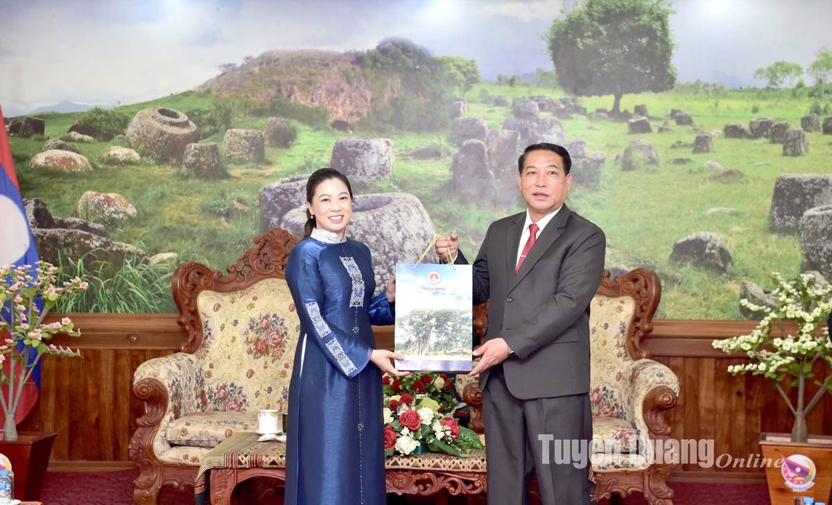 Thắm tình đoàn kết Việt - Lào