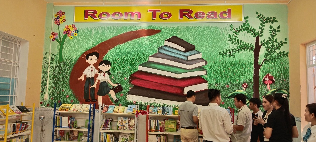 Các đại biểu tham quan Thư viện thân thiện.