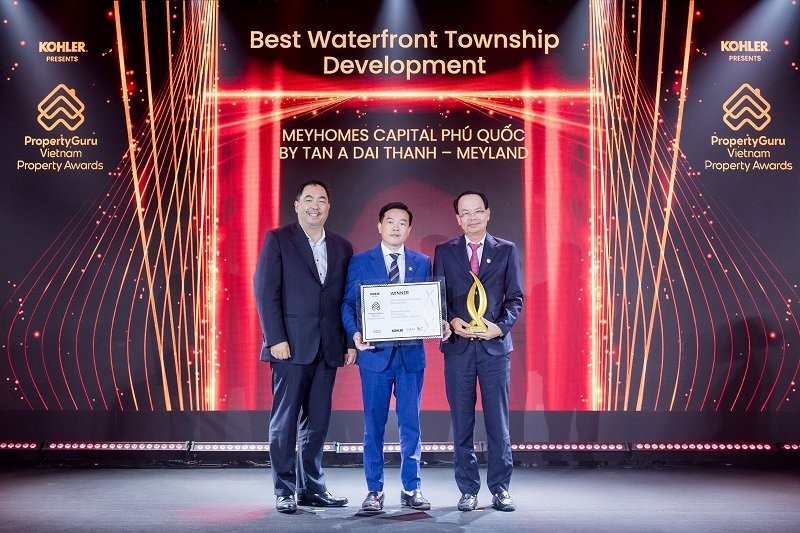 Đại diện Tân Á Đại Thành - Meyland nhận giải thưởng Best Waterfront Township Development 2023.