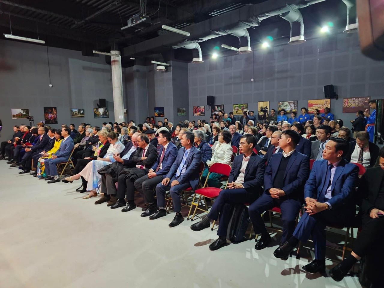 Nghệ sĩ 9x Thanh Phong mang Ví, Giặm đến Paris (Pháp)