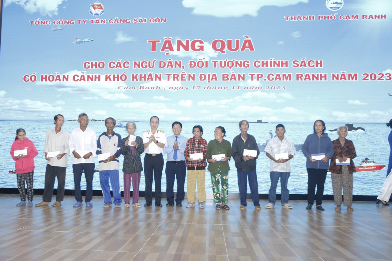 Tặng quà ngư dân, gia đình chính sách có hoàn cảnh khó khăn