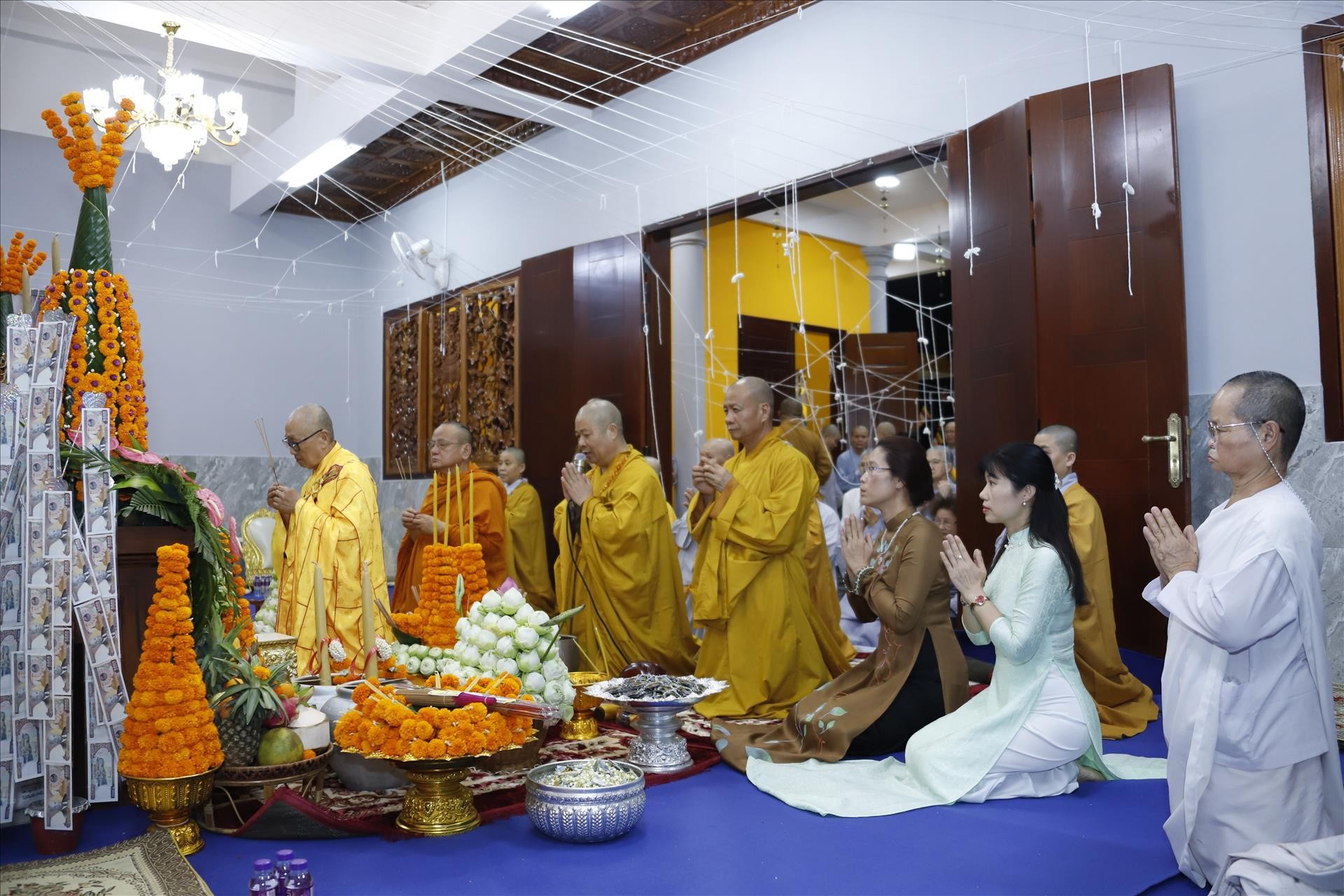 Trong gần 100 năm qua, chùa Diệu Giác là nơi sinh hoạt tôn giáo không chỉ của bà con Phật tử người Việt Nam mà còn của các Phật tử người Lào. Sau gần 2 năm xây dựng, ngôi chùa này đã hoàn thành việc trùng tu, nâng cấp đủ điều kiện thuận duyên để tổ chức tu học Phật pháp, làm trung tâm sinh hoạt cộng đồng, trao đổi văn hoá và tìm hiểu giáo lý Phật đà cho cộng đồng phật tử hai nước Việt Nam-Lào. (Ảnh: TTXVN) Trong gần 100 năm qua, chùa Diệu Giác là nơi sinh hoạt tôn giáo không chỉ của bà con Phật tử người Việt Nam mà còn của các Phật tử người Lào. Sau gần 2 năm xây dựng, ngôi chùa này đã hoàn thành việc trùng tu, nâng cấp đủ điều kiện thuận duyên để tổ chức tu học Phật pháp, làm trung tâm sinh hoạt cộng đồng, trao đổi văn hoá và tìm hiểu giáo lý Phật đà cho cộng đồng phật tử hai nước Việt Nam-Lào. (Ảnh: TTXVN)