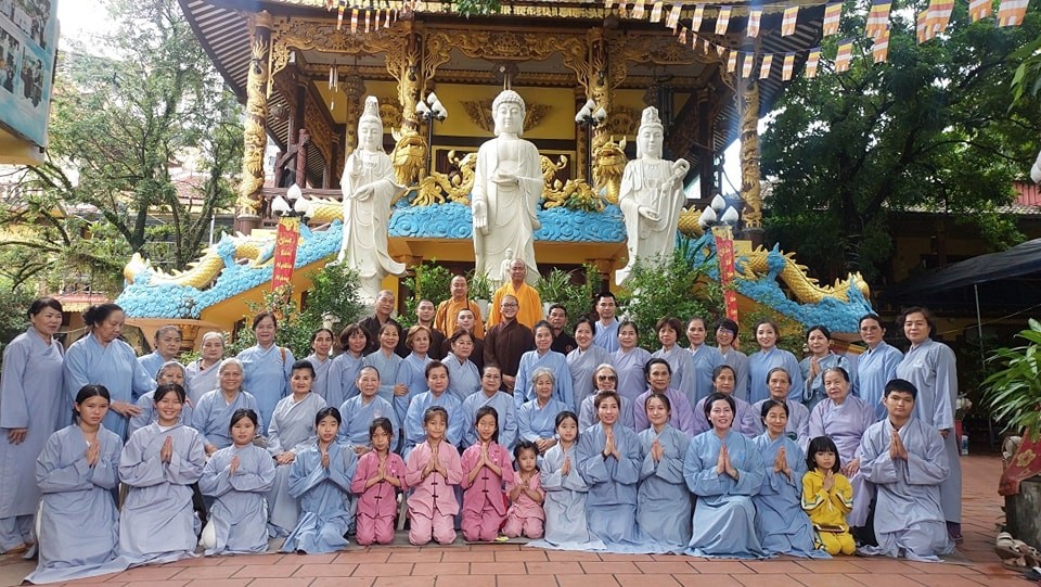 Hiện có hơn 100.000 người Việt Nam đang sinh sống và làm việc tại Lào, họ có thể là thế hệ thứ 2, thứ 3 hay là những tri thức, doanh nhân hoặc đơn thuần chỉ là người dân lao động bình thường. Thế nhưng, dù ở ngành nghề nào thì họ luôn coi chùa là điểm sinh hoạt văn hóa tinh thần không thể thiếu trong cuộc sống hàng ngày. Sâu xa hơn, chùa còn là nơi gìn giữ, bảo tồn bản sắc và quảng bá văn hóa của dân tộc Việt đến với bạn bè quốc tế. (Ảnh: Chùa Phật Tích Viêng Chăn Lào) Hiện có hơn 100.000 người Việt Nam đang sinh sống và làm việc tại Lào, họ có thể là thế hệ thứ 2, thứ 3 hay là những tri thức, doanh nhân hoặc đơn thuần chỉ là người dân lao động bình thường. Thế nhưng, dù ở ngành nghề nào thì họ luôn coi chùa là điểm sinh hoạt văn hóa tinh thần không thể thiếu trong cuộc sống hàng ngày. Sâu xa hơn, chùa còn là nơi gìn giữ, bảo tồn bản sắc và quảng bá văn hóa của dân tộc Việt đến với bạn bè quốc tế. (Ảnh: Chùa Phật Tích Viêng Chăn Lào)
