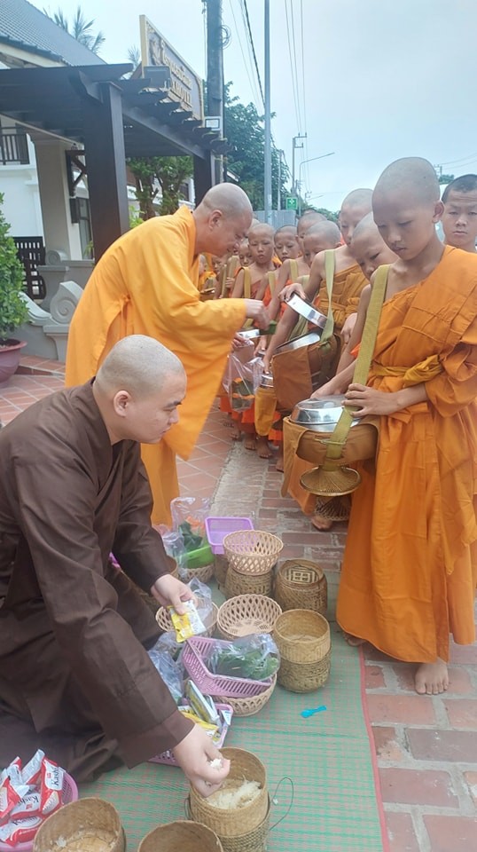 Từ tinh thần từ bi cứu khổ cứu nạn của Phật giáo, từ triết lý nhân sinh Bầu ơi thương lấy bí cùng của dân tộc Việt Nam, các sư thầy cùng các tăng ni Phật tử tại Lào thường kêu gọi tổ chức các hoạt động xã hội, từ thiện nhân đạo như tham gia quyên góp, ủng hộ, giúp đỡ các hoàn cảnh khó khăn, bị bão lụt, thiên tai, hỏa hoạn... ở nước sở tại cũng như ở Việt Nam. (Ảnh: Chùa Phật Tích Viêng Chăn Lào) Từ tinh thần từ bi cứu khổ cứu nạn của Phật giáo, từ triết lý nhân sinh Bầu ơi thương lấy bí cùng của dân tộc Việt Nam, các sư thầy cùng các tăng ni Phật tử tại Lào thường kêu gọi tổ chức các hoạt động xã hội, từ thiện nhân đạo như tham gia quyên góp, ủng hộ, giúp đỡ các hoàn cảnh khó khăn, bị bão lụt, thiên tai, hỏa hoạn... ở nước sở tại cũng như ở Việt Nam. (Ảnh: Chùa Phật Tích Viêng Chăn Lào)