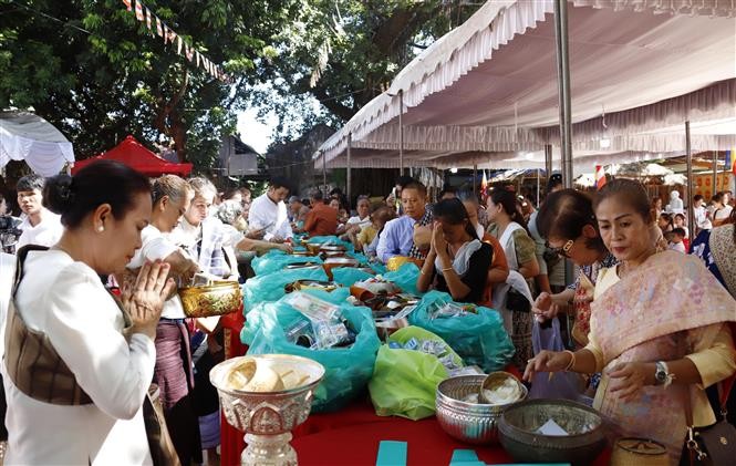 những ngôi chùa Việt Nam tại Lào vẫn đang làm tốt sứ mệnh của mình, là niềm tự hào, cầu nối để những người Việt Nam tại Lào luôn hướng về quê hương Tổ quốc, là keo sơn gắn kết tình hữu nghị cộng đồng giữa Việt Nam và Lào. (Ảnh: TTXVN) những ngôi chùa Việt Nam tại Lào vẫn đang làm tốt sứ mệnh của mình, là niềm tự hào, cầu nối để những người Việt Nam tại Lào luôn hướng về quê hương Tổ quốc, là keo sơn gắn kết tình hữu nghị cộng đồng giữa Việt Nam và Lào. (Ảnh: TTXVN)