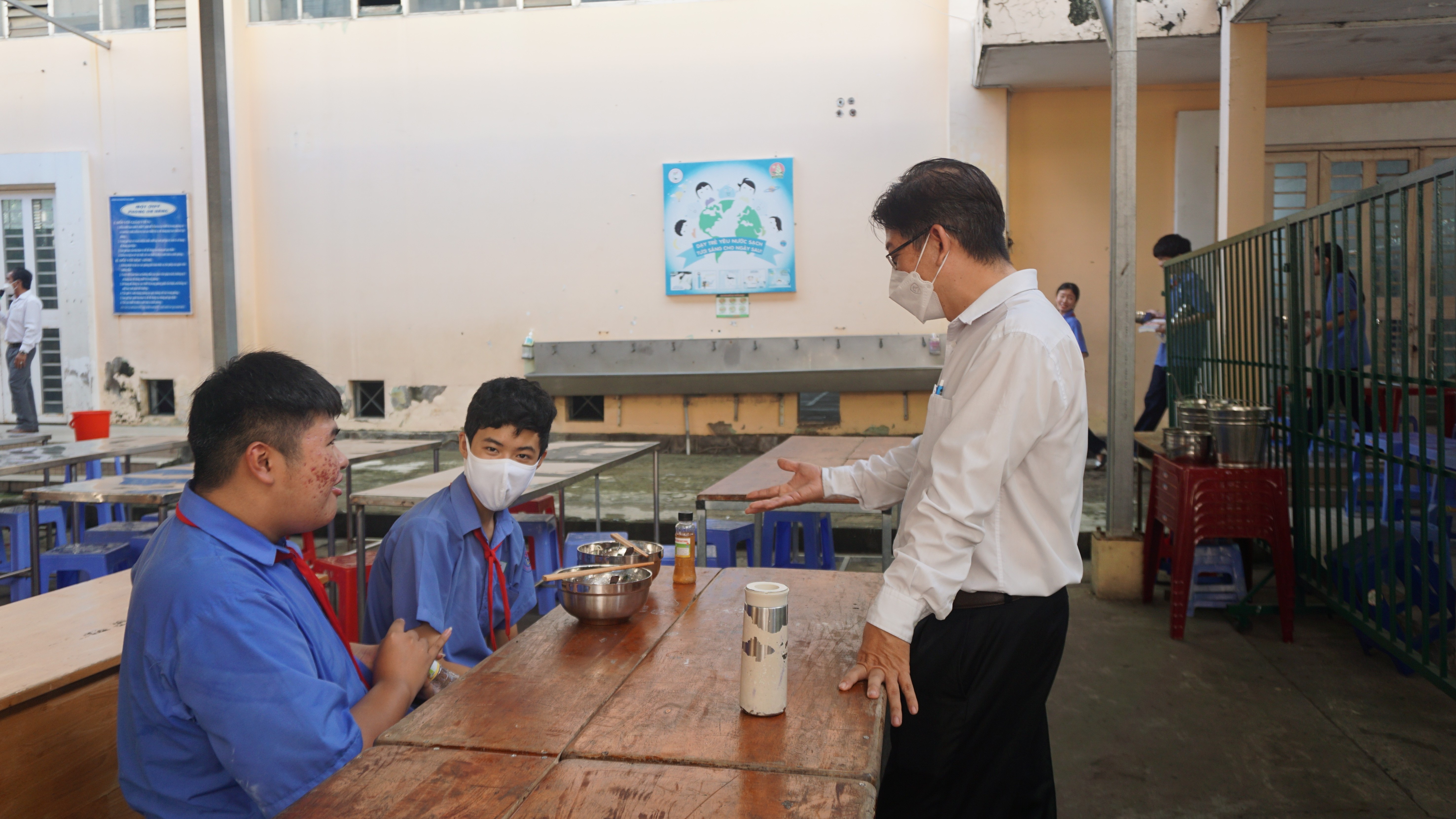 Trường học ở thành phố Hồ Chí Minh "xin" nhận thẻ bảo hiểm y tế thay hoa ngày 20/11