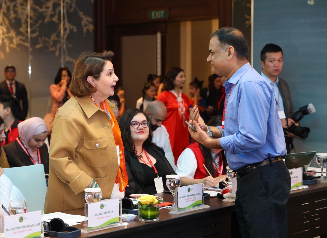 Bà Maha Barjas Al-Barjas, Phó chủ tịch Hiệp hội Chữ thập đỏ và Trăng lưỡi liềm đỏ quốc tế (trái) thảo luận tại sự kiện (Ảnh: Đinh Hòa)