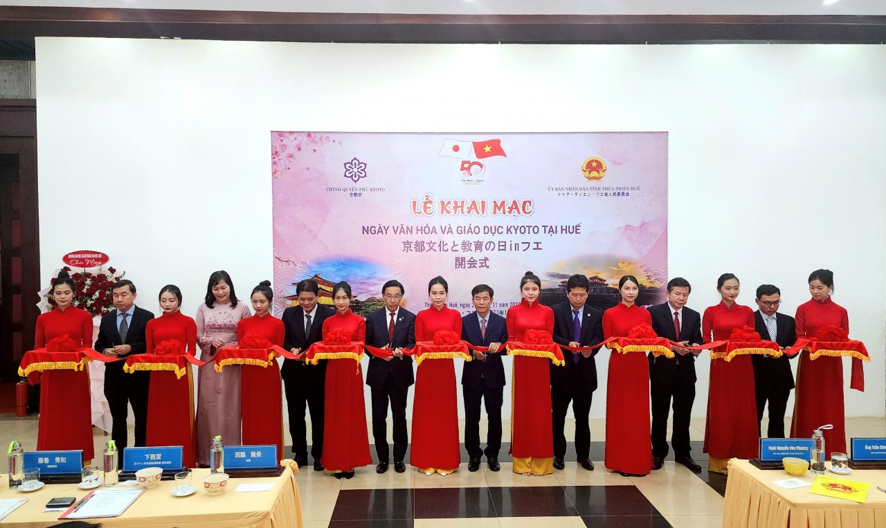 “Ngày văn hóa và giáo dục Kyoto tại Huế”  Các đại biểu thực hiện nghi thức cắt băng khai mạc