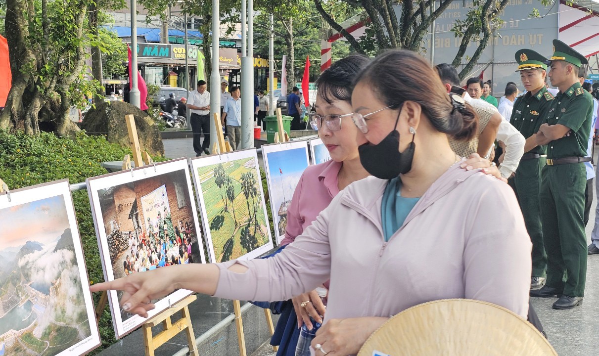 Khai mạc triển lãm ảnh “Tự hào một dải biên cương” tại Kiên Giang