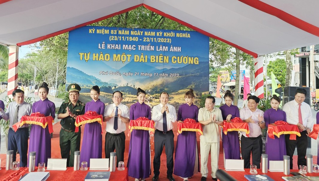 Khai mạc triển lãm ảnh “Tự hào một dải biên cương” tại Kiên Giang