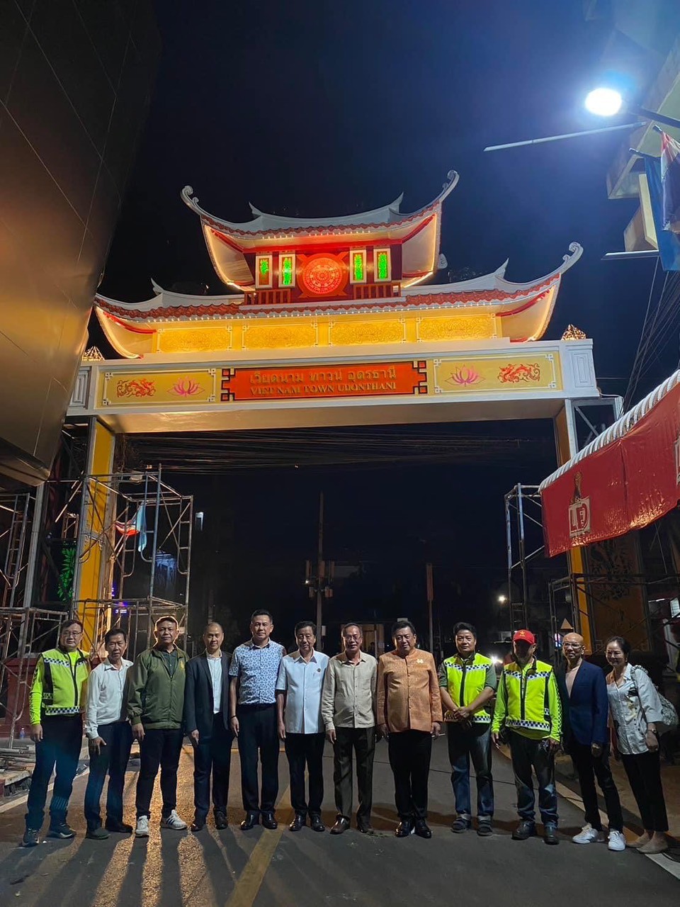 Cất nóc cổng chào khu phố Vietnam Town tại Thái Lan