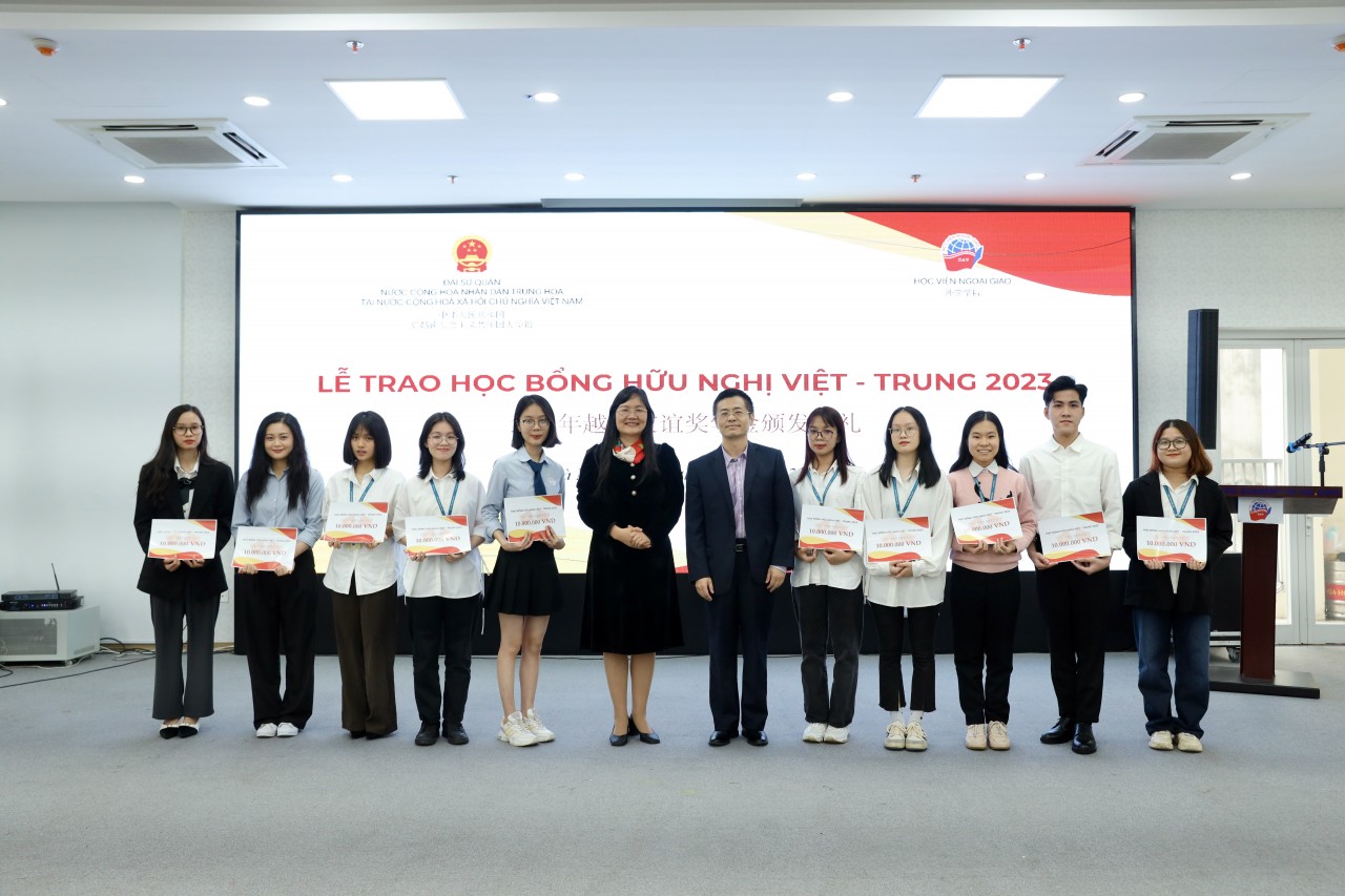 TS Phạm Lan Dung, Quyền Giám đốc Học viện Ngoại giao và Bà Hy Tuệ, Công sứ Đại sứ quán cùng trao Học bổng cho các sinh viên học tiếng Trung. (Ảnh: Đình Hoà)