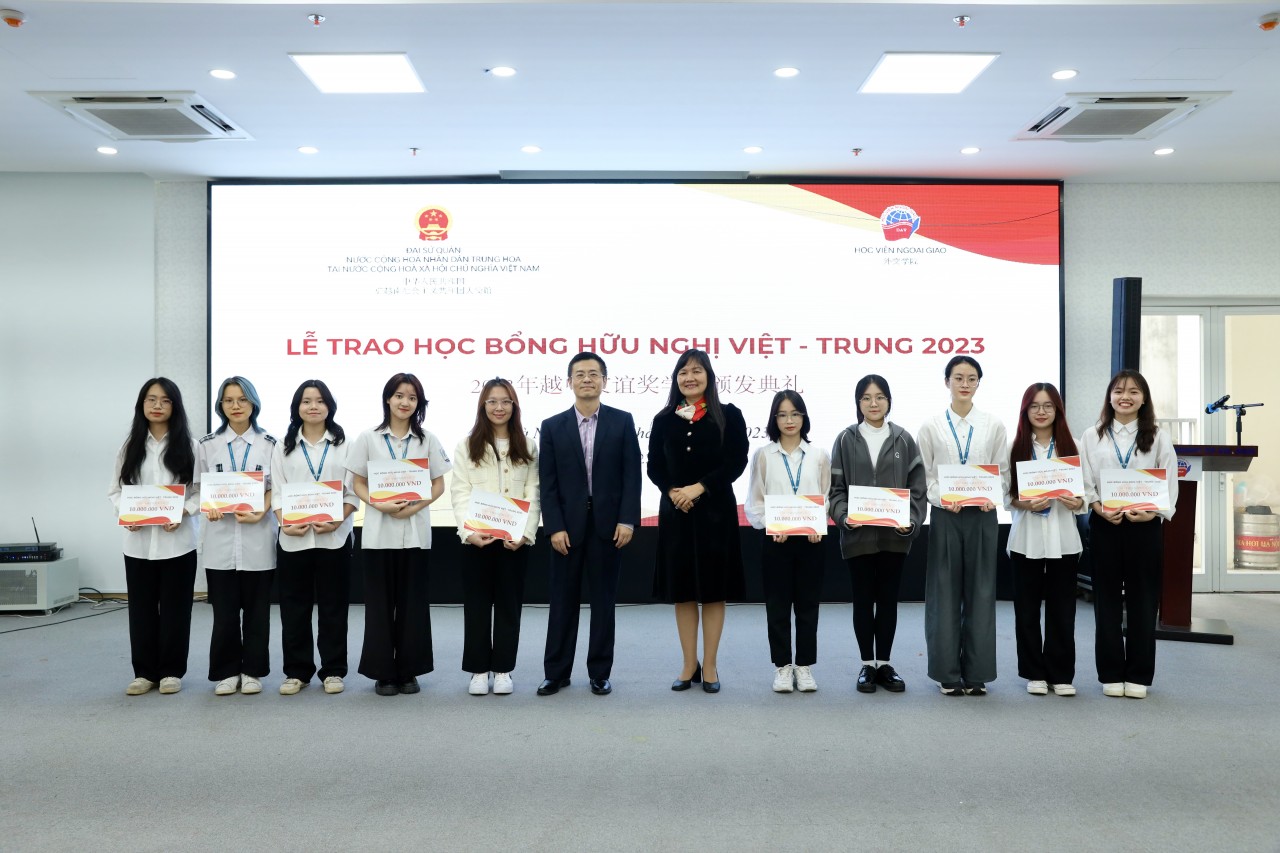 TS Phạm Lan Dung, Quyền Giám đốc Học viện Ngoại giao và ông Mậu Vệ Thành, Tham tán công sứ ĐSQ TQ cùng trao Học bổng cho các sinh viên học tiếng Trung. (Ảnh: Đình Hoà)