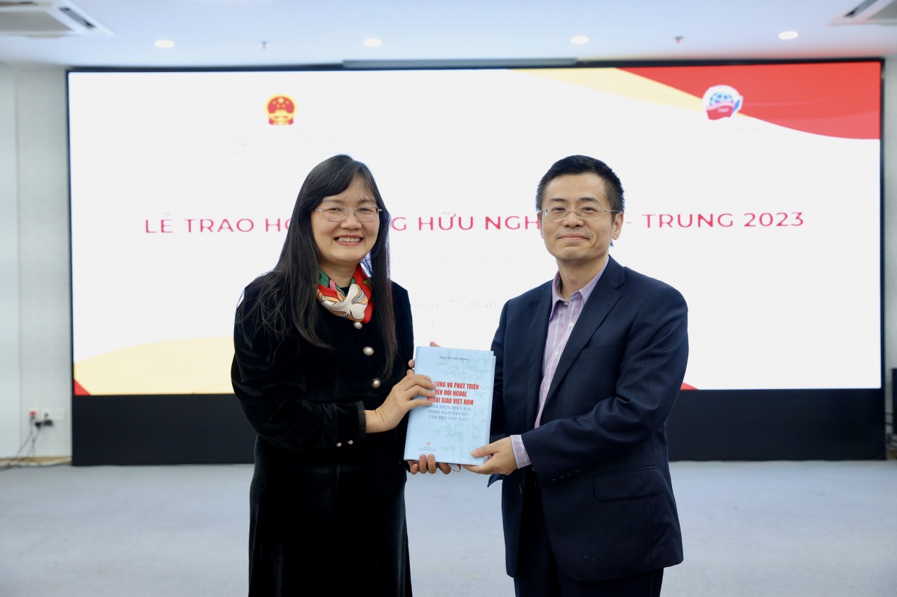 TS Phạm Lan Dung, Quyền Giám đốc Học viện Ngoại giao tặng 