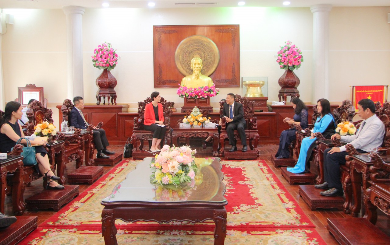 Tổng Lãnh sự Canada tại TP Hồ Chí Minh tham gia trồng cây hữu nghị tại Cần Thơ