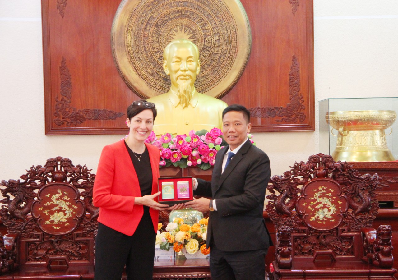 Tổng Lãnh sự Canada tại TP Hồ Chí Minh tham gia trồng cây hữu nghị tại Cần Thơ